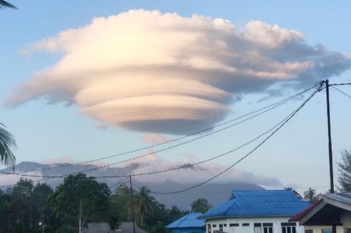 Awan bertopi muncul di langit Natuna, Kepri.