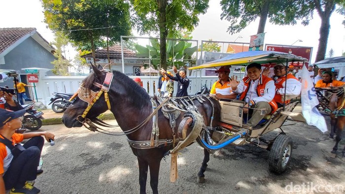 Bacaleg PKS saat mendaftar ke KPU Kabupaten Bandung, Senin (8/5/2023).