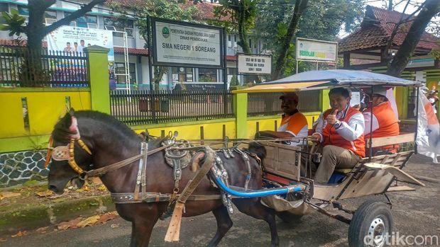 Bacaleg PKS saat mendaftar ke KPU Kabupaten Bandung, Senin (8/5/2023).