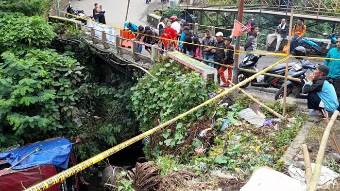 Bangkai bus yang terguling dan masuk jurang di kawasan wisata Guci, Kabupaten Tegal, belum terevakuasi saat ini jadi tontonan, Senin (8/5/2023).