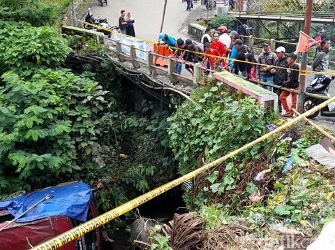 Bangkai bus yang terguling dan masuk jurang di kawasan wisata Guci, Kabupaten Tegal, belum terevakuasi saat ini jadi tontonan, Senin (8/5/2023).