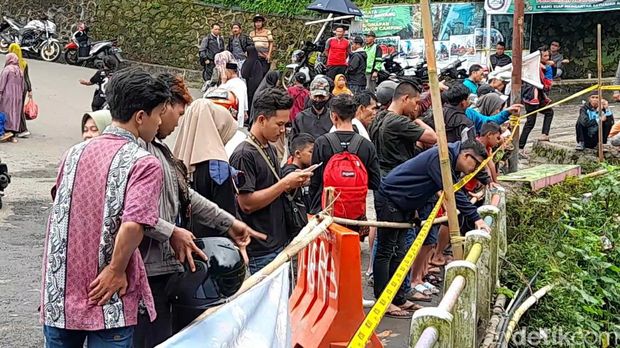 Bangkai bus yang terguling dan masuk jurang di kawasan wisata Guci, Kabupaten Tegal, belum terevakuasi saat ini jadi tontonan, Senin (8/5/2023).
