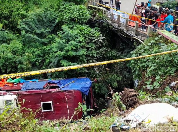 Bangkai bus yang terguling dan masuk jurang di kawasan wisata Guci, Kabupaten Tegal, belum terevakuasi saat ini jadi tontonan, Senin (8/5/2023).