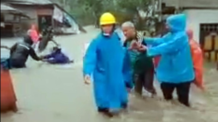 Banjir luapan sungai di Polewali Mandar, Sulbar.