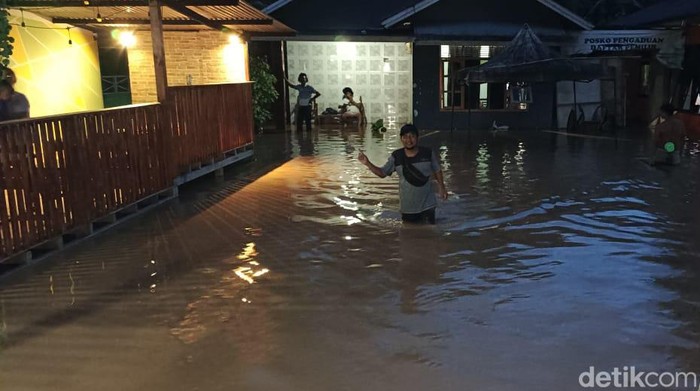 Banjir merendam 3 desa di Kecamatan Bua, Kabupatan Luwu, Sulawesi Selatan (Sulsel).