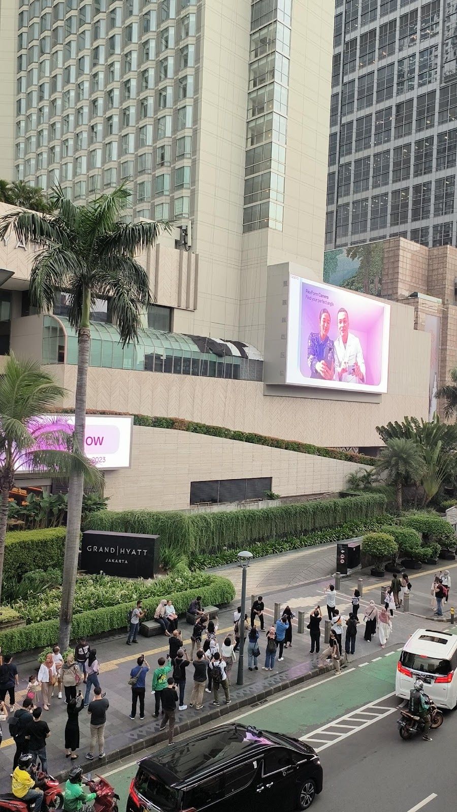 Billboard OPPO Find N2 Flip