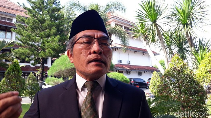 Bupati Bantul Abdul Halim Muslih saat memberikan keterangan, Senin (8/5/2023).