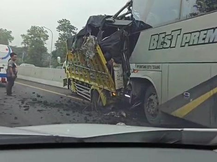 Bus Tabrak Bagian Belakang Truk Colt Diesel di Tol Purbaleunyi KM 125 Cimahi