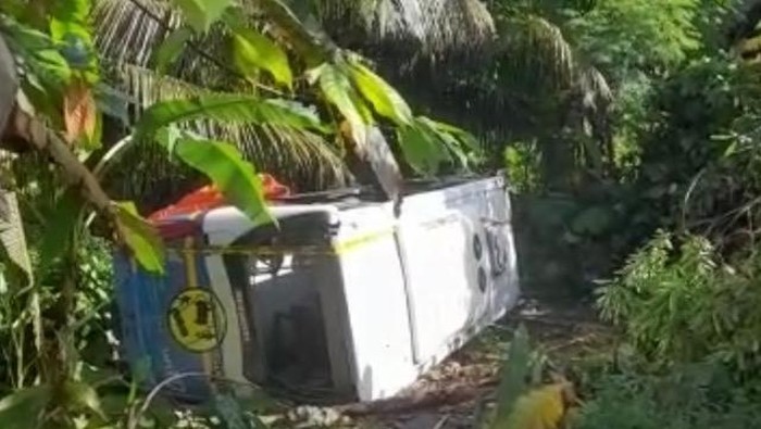 Bus terguling di Kabupaten Pasaman Barat, Sumbar. (Foto: Istimewa)