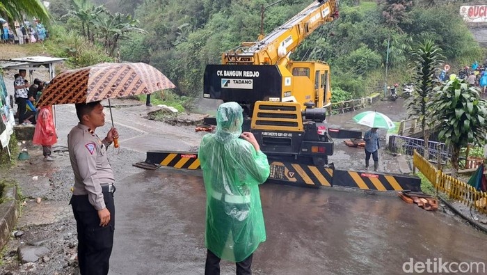 Evakuasi bus terguling di Guci, Tegal menggunakan crane.