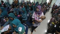 Sejumlah ibu dan anaknya mengikuti Lomba Menyusui 2023 di Kota Kediri, Jawa Timur, Senin (8/5/2023).