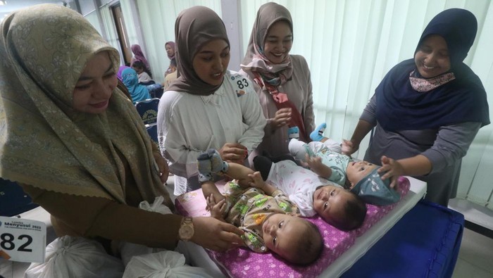 Sejumlah ibu dan anaknya mengikuti Lomba Menyusui 2023 di Kota Kediri, Jawa Timur, Senin (8/5/2023). Lomba menyusui yang diselenggarakan tim penggerak Pembinaan Kesejahteraan Keluarga (PKK) tersebut diikuti oleh 92 ibu bersama anaknya sebagai upaya sosialisasi pencegahan stunting dengan memberikan air susu ibu (ASI) eksklusif kepada bayi hingga usia 2 tahun. NTARA FOTO/Prasetia Fauzani/rwa.