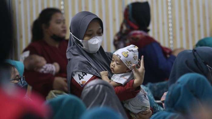 Sejumlah ibu dan anaknya mengikuti Lomba Menyusui 2023 di Kota Kediri, Jawa Timur, Senin (8/5/2023). Lomba menyusui yang diselenggarakan tim penggerak Pembinaan Kesejahteraan Keluarga (PKK) tersebut diikuti oleh 92 ibu bersama anaknya sebagai upaya sosialisasi pencegahan stunting dengan memberikan air susu ibu (ASI) eksklusif kepada bayi hingga usia 2 tahun. NTARA FOTO/Prasetia Fauzani/rwa.