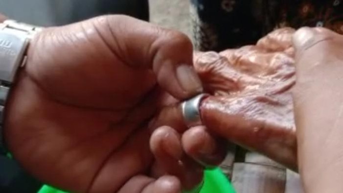 Damkar Lebak melepaskan cincin di tangan warga. (dok. Damkar Lebak)