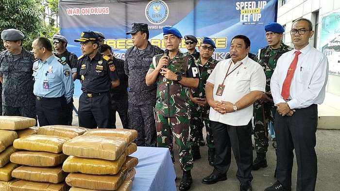 Danpomdam Jaya Kolonel CPM Irsyad Hamdie Bey Anwar menjelaskan oknum TNI AD yang ditangkap karena ganja 52 kilogram