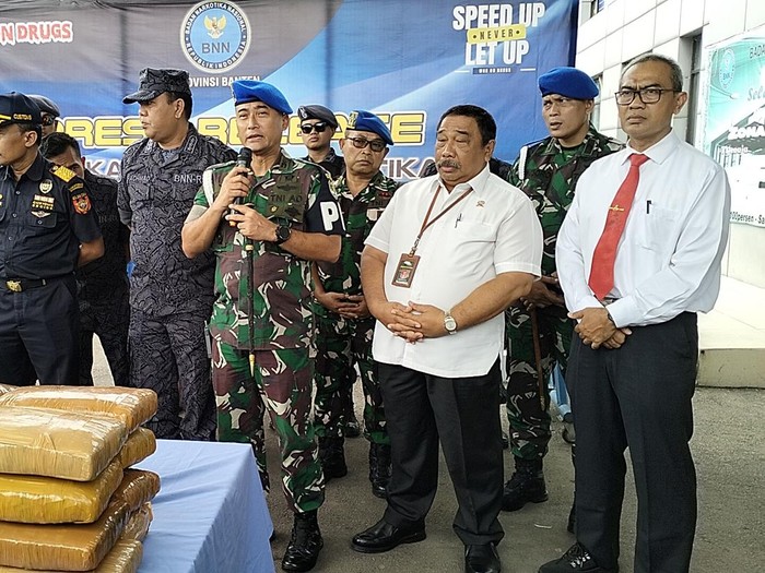 Danpomdam Jaya Kolonel CPM Irsyad Hamdie Bey Anwar menjelaskan oknum TNI AD yang ditangkap karena ganja 52 kilogram