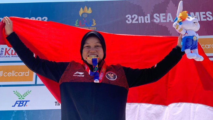 Dara Latifa usai meraih medali emas di SEA Games 2023 (Dok. Humas Unimed)