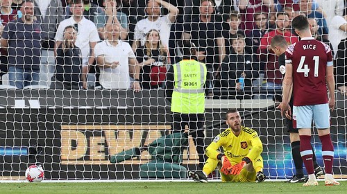 LONDON, ENGLAND - MAY 07: David de Gea of Manchester United complains of a foul before Michail Antonio of West Ham United has a goal ruled out during the Premier League match between West Ham United and Manchester United at London Stadium on May 07, 2023 in London, England. (Photo by Matthew Peters/Manchester United via Getty Images)