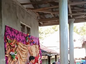 Viral Pernikahan Sederhana yang Penting Sah, Pelaminannya Kursi Plastik