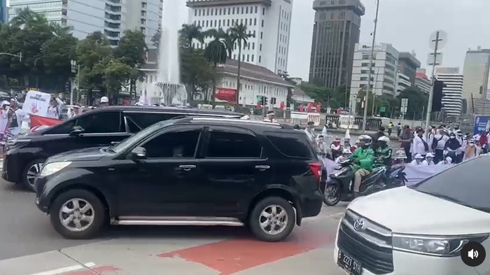 Demo dokter dan apoteker di Patung Kuda, Jakarta Pusat