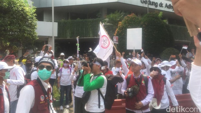 Demo dokter dan tenaga kesehatan di depan Kemenkes