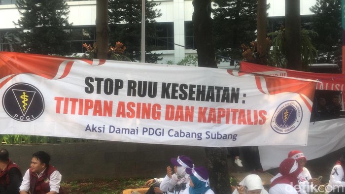 Demo dokter dan tenaga kesehatan di depan Kemenkes