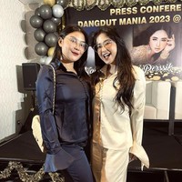 Bukan tanpa alasan, operasi tersebut dilakukan oleh Dewi Perssik karena sebelumnya terdapat benjolan otot di bawah matanya akibat terlalu banyak menangis. Oleh karena itu dokter menyarankan untuk mengangkat benjolan tersebut dan menggantinya dengan transfer lemak, sehingga nantinya wajah Dewi Perssik itu bisa kembali normal. Foto: Instagram/@dewiperssik9