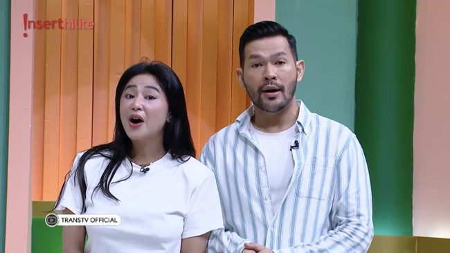 Melihat penampilan baru Dewi Perssik sayangnya beberapa netizen justru tampak memberikan nyinyiran. Mereka menyebut penampilan Dewi Perssik setelah operasi transfer lemak justru jadi terlihat lebih tua. Bagaimana menurutmu? Foto: InsertLive