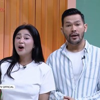Melihat penampilan baru Dewi Perssik sayangnya beberapa netizen justru tampak memberikan nyinyiran. Mereka menyebut penampilan Dewi Perssik setelah operasi transfer lemak justru jadi terlihat lebih tua. Bagaimana menurutmu? Foto: InsertLive