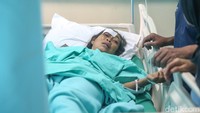 Bus yang tengah parkir tersebut hendak berangkat pulang dari penziarahan. Belum diketahui pasti penyebab terjadinya kecelakaan ini. 