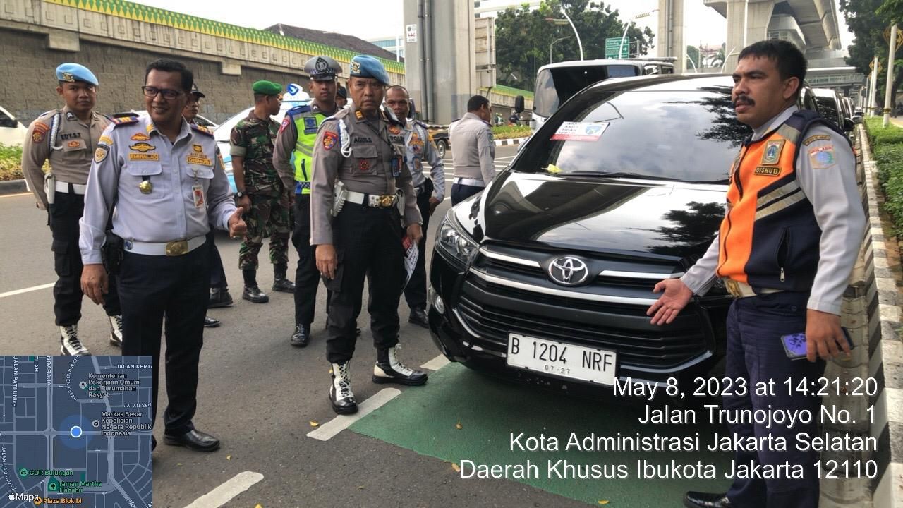 Dishub DKI dan kepolisian menertibkan mobil-mobil yang parkir di jalur sepeda depan Kantor Sekretariat ASEAN, Kebayoran Baru, Jaksel, 8 Mei 2023. (Dok Dishub DKI)