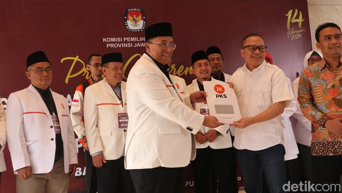 DPW Partai Keadilan Sejahtera (PKS) Jawa Barat jadi partai yang pertama yang mendaftarkan calon anggota legislatif (caleg) untuk ke KPU Jawa Barat, Senin (8/5/2023).