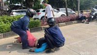 Kecelakaan terjadi di jalur bus TransJakarta sekitar pukul 14.30 WIB. Seorang wanita yang diboncengi terjatuh dan terluka.  