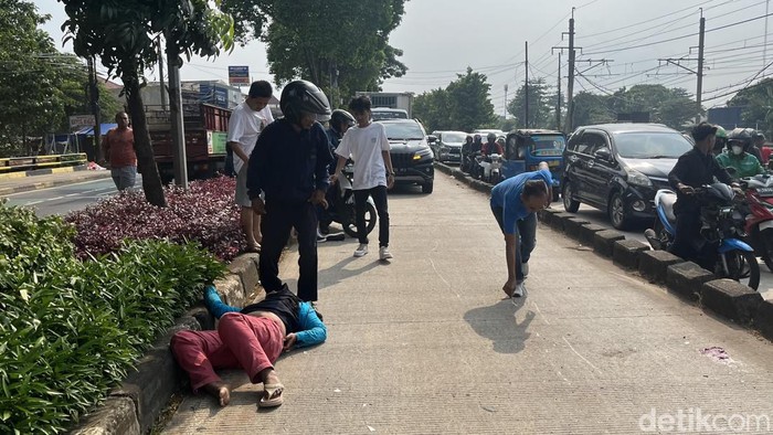 Kecelakaan lalu lintas terjadi di jalan I Gusti Ngurah Rai, Jakarta Timur, Senin (8/5/2023).