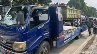 Korban yang mengalami luka-luka dibawa ke rumah sakit terdekat menggunakan car carrier.  