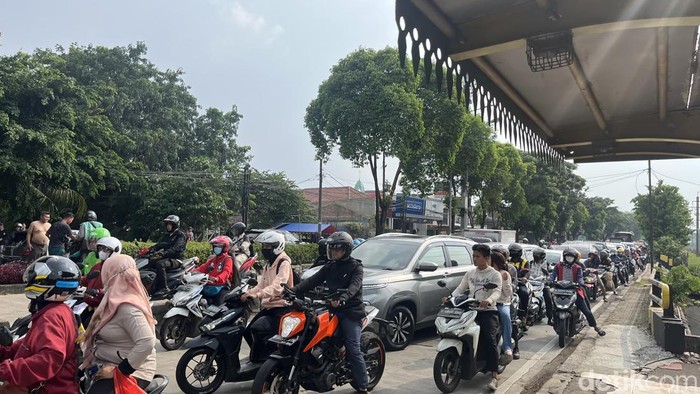 Kecelakaan lalu lintas terjadi di jalan I Gusti Ngurah Rai, Jakarta Timur, Senin (8/5/2023).