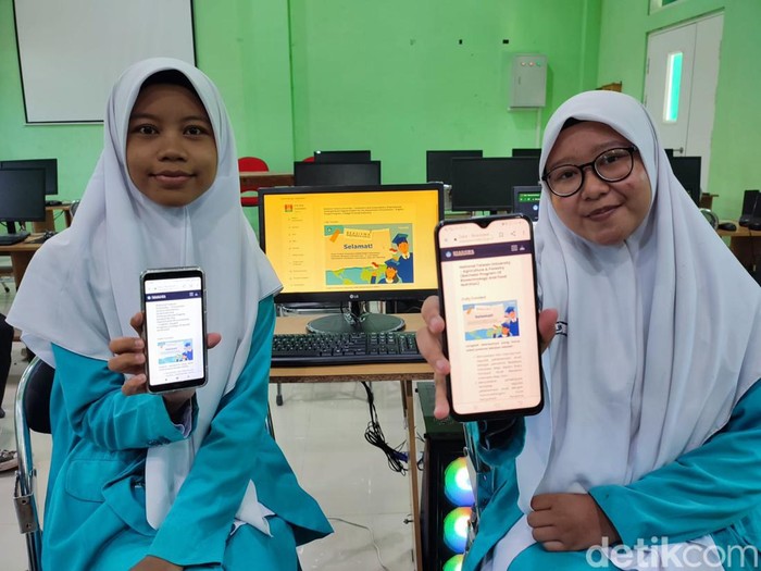 Dua siswi MAN 2 Ponorogo diterima di 14 kampus luar negeri