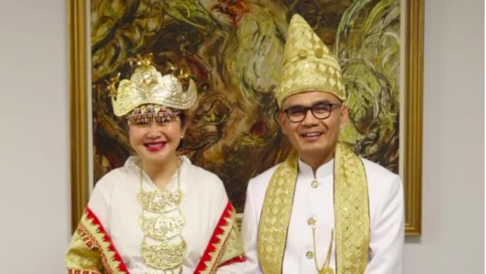 Dubes RI untuk Inggris Desra Percaya mengenakan baju adat Lampung di Penobatan Raja Charles III
