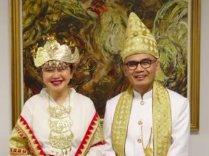 Hadir di Penobatan Raja Charles, Dubes RI Berbaju Adat Lampung