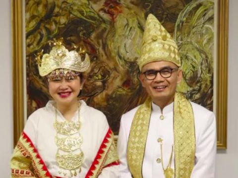 Dubes RI untuk Inggris Desra Percaya mengenakan baju adat Lampung di Penobatan Raja Charles III