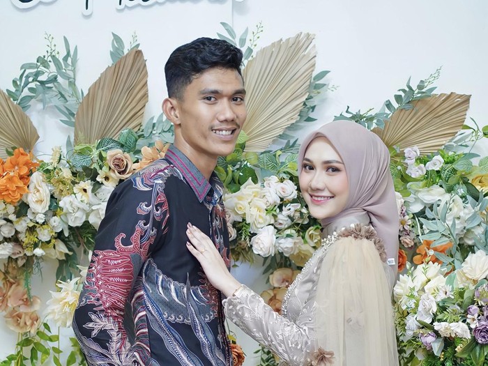 Eks Kiper PSM Makassar Hilmansyah bersama calon istri Alya Syahra.