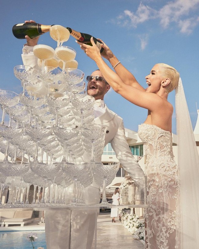 Selain pestanya yang indah, banyak orang berkomentar soal gaun yang dipakainya. Jadi kontroversi, ada yang memuji tapi tak sedikit yang mengkritik.Foto: Instagram Ellie Gonsalves