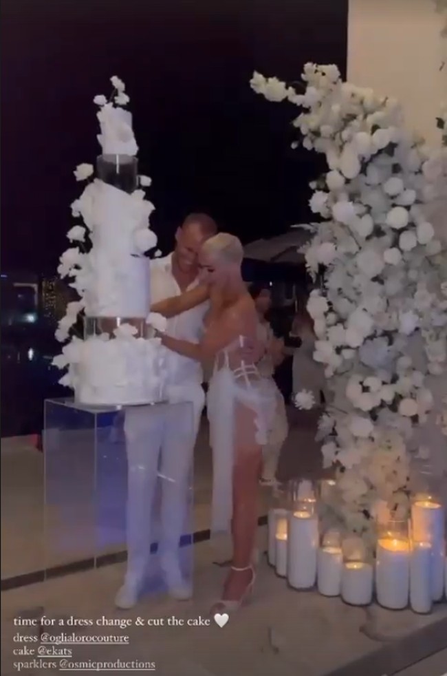 Untuk orang yang mengkritik dresnya dan khawatir dengan masalah moral, tenang saja dia merencanakan pernikahannya sendiri, bukan pernikahan kalian, Mengapa orang-prang sangat tersinggung dengan baju, tulis yang lain.Foto: Instagram Ellie Gonsalves