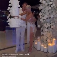 Untuk orang yang mengkritik dresnya dan khawatir dengan masalah moral, tenang saja dia merencanakan pernikahannya sendiri, bukan pernikahan kalian, Mengapa orang-prang sangat tersinggung dengan baju, tulis yang lain.Foto: Instagram Ellie Gonsalves