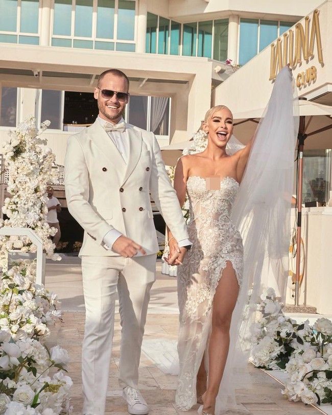 Di hari pernikahan, Ellie memakai gaun strapless dengan potongan kaki yang cukup tinggi. Busana putih yang dihiasi renda tersebut tampak menonjolkan bentuk tubuhnya.Foto: Instagram Ellie Gonsalves