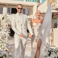 Di hari pernikahan, Ellie memakai gaun strapless dengan potongan kaki yang cukup tinggi. Busana putih yang dihiasi renda tersebut tampak menonjolkan bentuk tubuhnya.Foto: Instagram Ellie Gonsalves