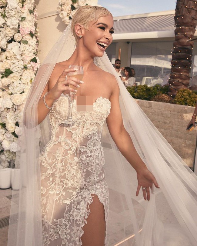 Ellie Gonsalves baru saja melangsungkan pernikahan selama dua hari. Digelar meriah, hari bahagia wanita asal Australia yang dikenal sebagai aktris, model, dan selebgram tersebut menjadi perhatian netizen.Foto: Instagram Ellie Gonsalves