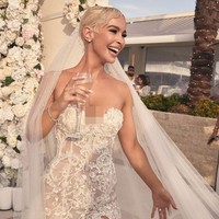 Ellie Gonsalves baru saja melangsungkan pernikahan selama dua hari. Digelar meriah, hari bahagia wanita asal Australia yang dikenal sebagai aktris, model, dan selebgram tersebut menjadi perhatian netizen.Foto: Instagram Ellie Gonsalves