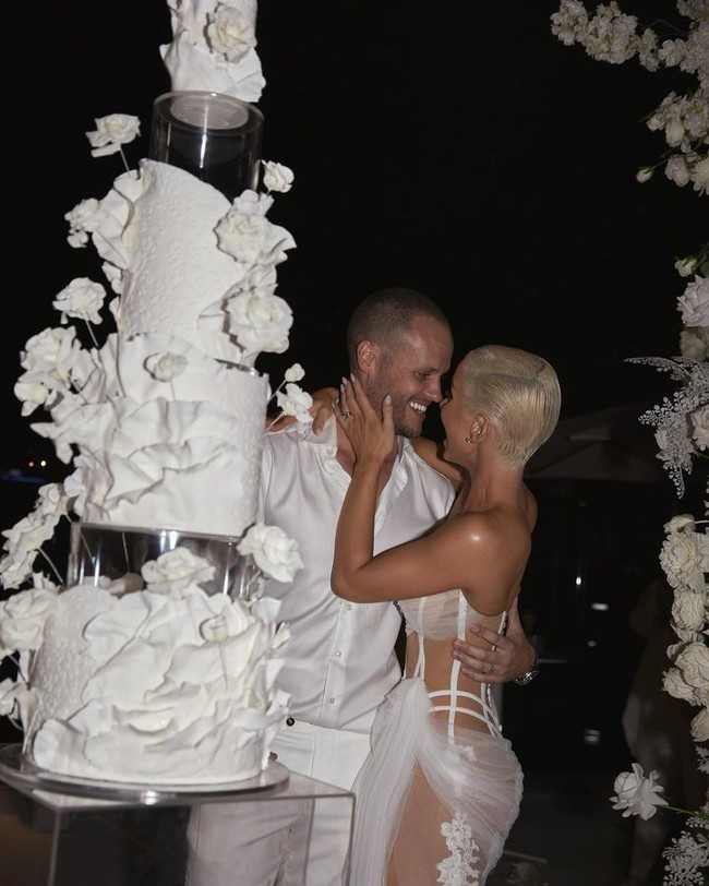 Sudah terlihat cukup seksi, Ellie mengenakan dress lain yang lebih berisiko.Foto: Instagram Ellie Gonsalves