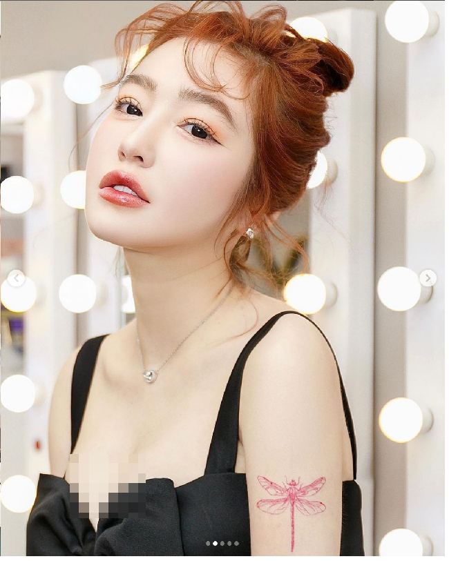 Kini selain sebagai model, Elly Tran juga mengembangkan bisnis kosmetik. Dia kerap mempromosikan merek kosmetiknya di media sosial khususnya TikTok. Foto: Getty Images